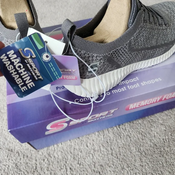 Sneakers - Picture 7 of 8